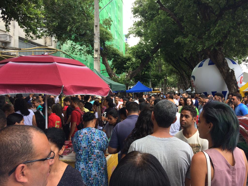 Rua Bernardo Guimares, na Unicap, pouco antes de abrir os portes. (Roslia Vasconcelos/DP/DA Press)