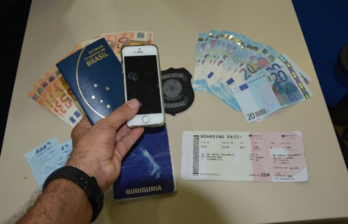 Dinheiro e passaporte apreendidos com os modelos. Foto: PF/Divulgao