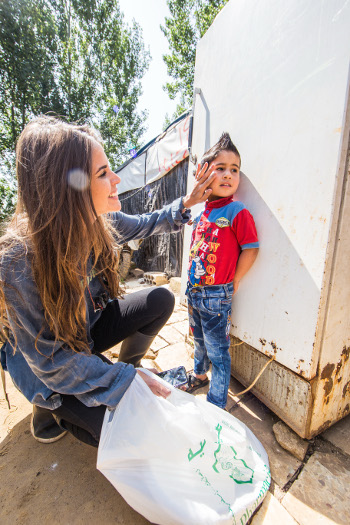 Mariana Serra em visita a campo de refugiados no Lbano. Crdito: Mara Jane/Divulgao (Crdito: Mara Jane/Divulgao)