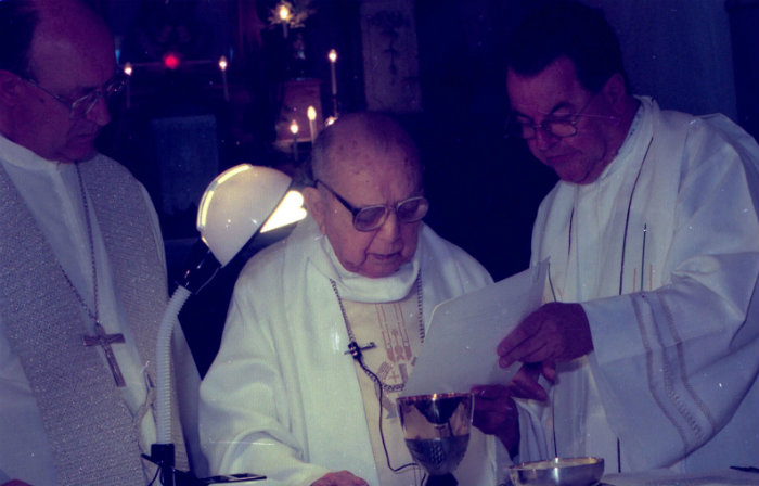 Arcebispo durante a missa de comemorao dos seus 68 anos de sacerdcio em 1999 na Igreja das Fronteiras, no Centro. Foto: Teresa Maia/DP