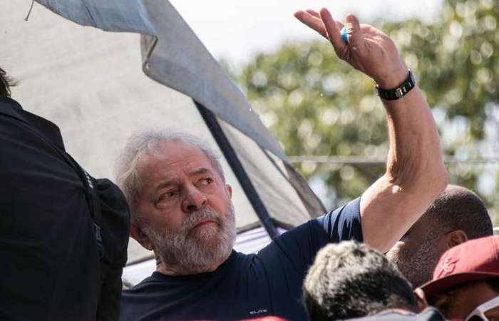 Lula no dia em que se entregou  Polcia Federal, em abril
(foto: Nelson Almeida/AFP)