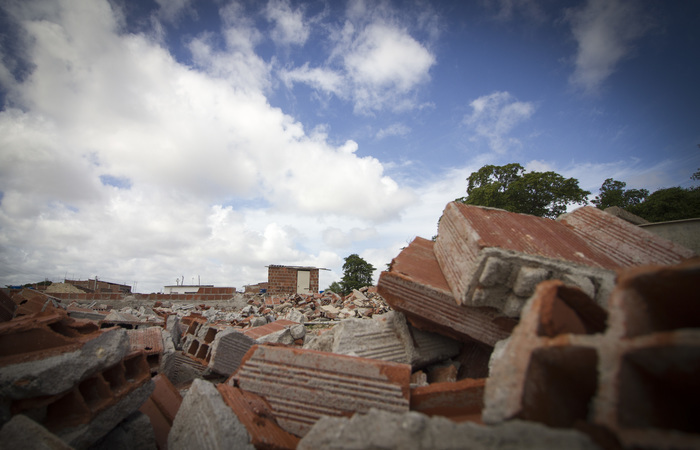 Fiscalizao reduziu a escombros as habitaes irregulares desocupadas. Foto: Leo Malafaia/Esp. DP. FOTO