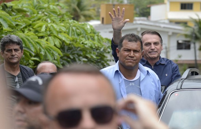 O presidente eleito, Jair Bolsonaro cumprimenta apoiadores em frente  sua casa, na Barra da Tijuca, zona oeste da capital fluminense. Foto: Tomaz Silva/Agncia Brasil