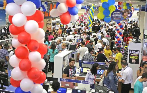 Estimativa diz que 37% dos consumidores brasileiros vo aproveitar a data usando lojas fsicas e meios digitais. Foto: PAULO PINTO/Fotos Pblicas
