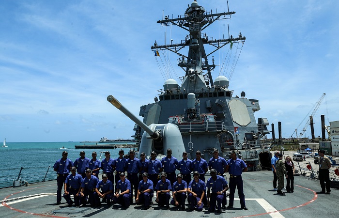 Grupo da Escola de Aprendizes-Marinheiros realizou visita ao USS Ramage, no Porto de Suape. Foto: Camila Pifano/Esp. DP