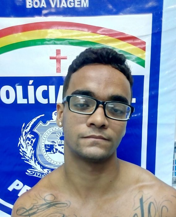 Luiz Carlos da Silva foi preso em flagrante. Ele estava de camisa preta durante o assalto. Foto divulgada pela Polcia Militar
