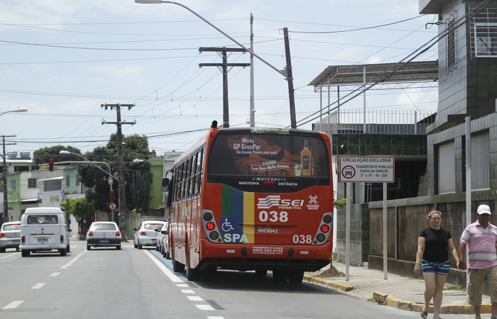 Rua Cosme Viana, em Afogados, foi o primeiro lugar do Recife a ter corredor exclusivo para o trfego de nibus. Foto: Blenda Souto Maior/DP/D.A Press