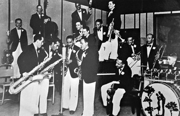 Orquestra da PRA-8 na dcada de 1940, tendo nesta poca como maestro e compositor Nelson Ferreira. Foto: Reproduo/Nando Chiappetta/DP Foto