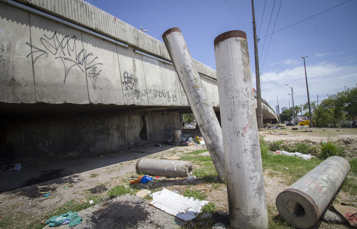 Um dos viadutos mais importantes do Recife, Capito Temudo tambm necessita de ateno em seu entorno. Foto: Leo Malafaia/Esp. DP. FOTO