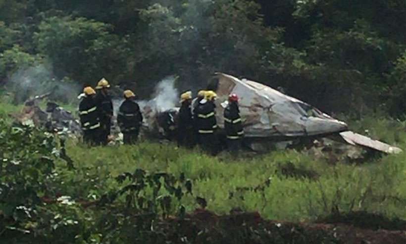 Bombeiros trabalham no local onde a aeronave explodiu. Foto: Corpo de Bombeiros/Divulgao