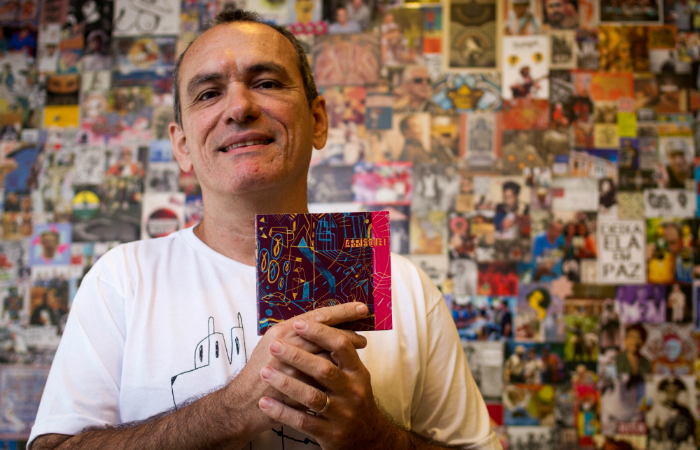 Fbio Cabral de Mello com o disco Arrisque!, coletnea com artistas locais. (Foto: Leo Malafaia/Esp. DP)