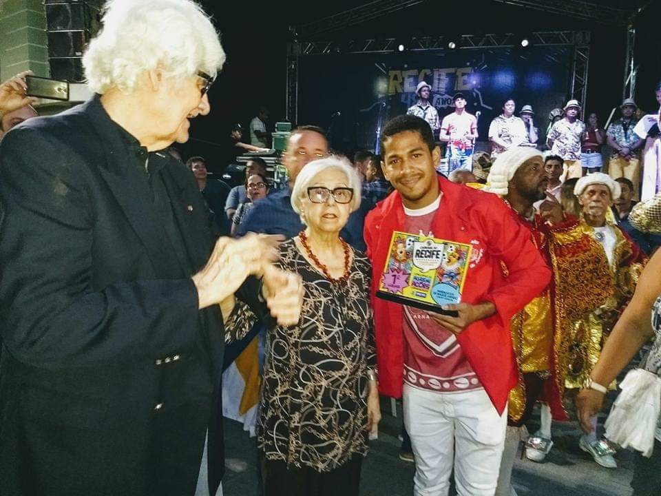 Anderson Santos (presidente do grupo) recebendo o trofu de campeo das mos da Secretria de Cultura da Prefeitura do Recife, Leda Alves. Foto: Divulgao 