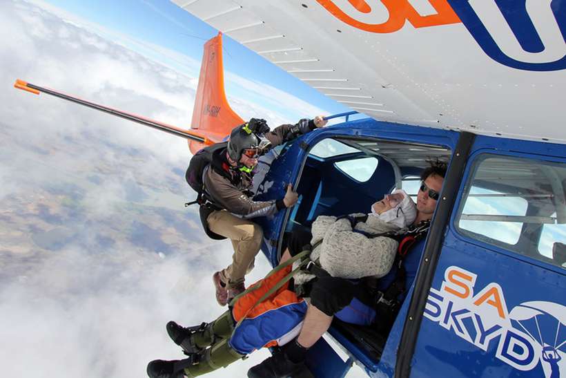 Foto: Bryce SELLICK, MATT TEAGER / SA Skydiving / AFP