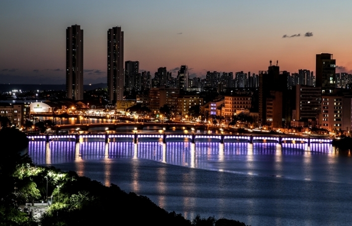 Um nibus iluminado vai percorrer durante a noite os principais locais da cidade com decorao natalina. Foto: Marcos Pastich/PCR