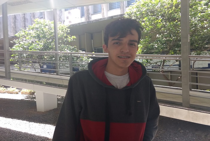 Andr Felipe Ucha Lopes, DE 17 anos, tentando vestibular para curso de Medicina na Unicap. Foto: Roslia Rangel/DP