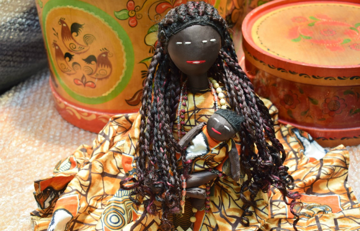 Dentre as peas expostas, haver uma Nossa Senhora africana, com o cabelo em dreadlock. Foto: Fundaj/Divulgao
