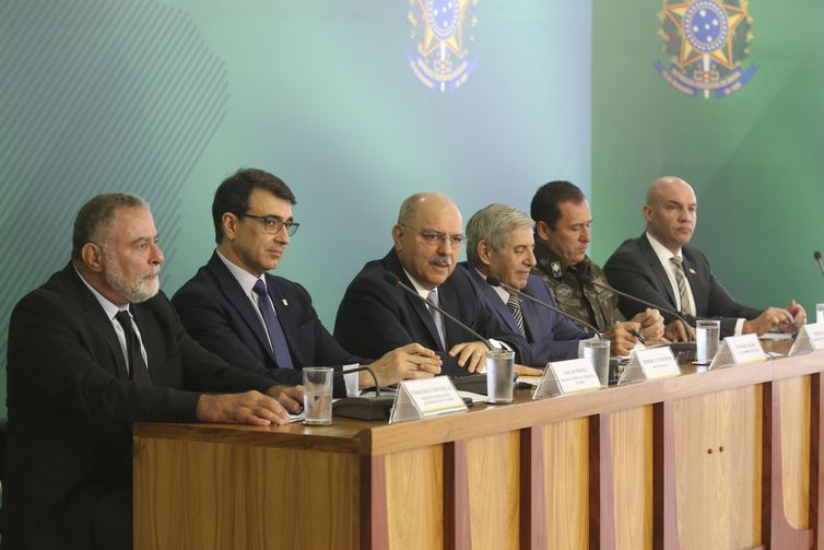 O ministro Carlos Frana (segundo  esquerda) fala sobre os preparativos para a posse de Jair Bolsonaro. Foto: Antonio Cruz/ Agncia Brasil