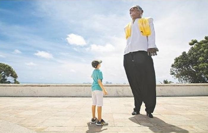 Paulo Lacerda, de Sergipe, teve seu dia de bonequeiro nas ruas da Cidade Alta. Foto: Leo Malafaia/Esp.DP Paulo Lacerda, de Sergipe, teve seu dia de bonequeiro nas ruas da Cidade Alta. Foto: Leo Malafaia/Esp.DP