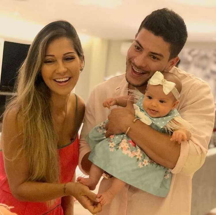 Apos Criticas Mayra Cardi E Arthur Aguiar Mostram Rosto Da Filha Viver Diario De Pernambuco