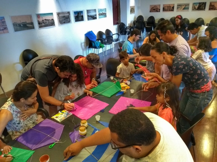 As crianças não só aprenderão como fazer pipa como poderão levá-la para casa. Foto: Jadson Barros/Divulgação. As crianças não só aprenderão como fazer pipa como poderão levá-la para casa. Foto: Jadson Barros/Divulgação.