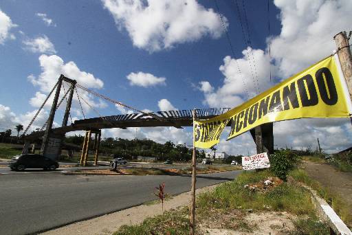 Passarelas da BR-101 no Contorno do Recife esto em estado deplorvel. (Peu Ricardo/DP/DA Press.)