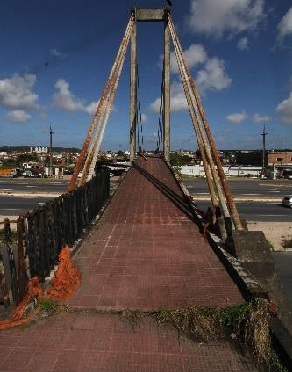 Passarelas da BR-101 no Contorno do Recife esto em estado deplorvel. (Peu Ricardo/DP/DA Press.)