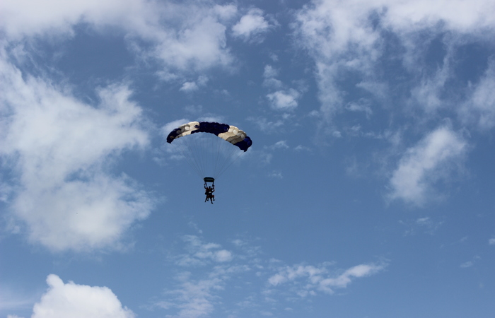 Aterrissagem do instrutor junto com o participante do salto duplo. Foto: Jefferson Belarmino/Cortesia