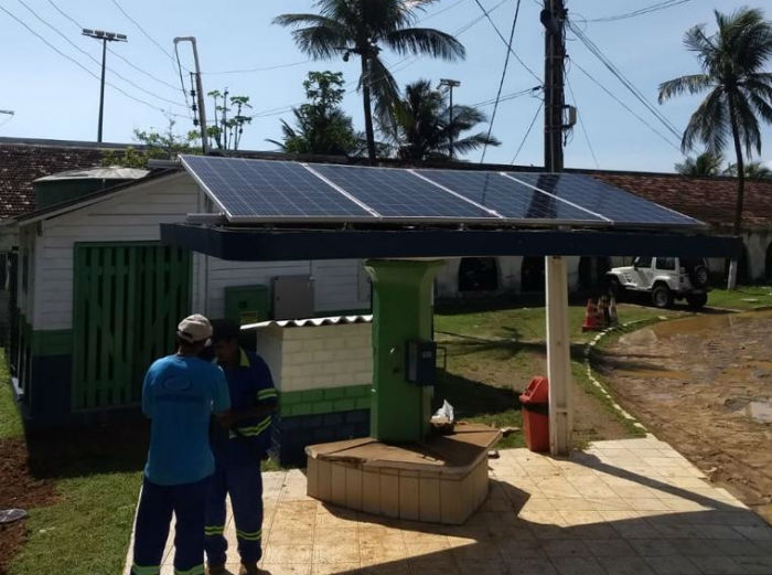 O sistema  composto por placas fotovoltaicas, inversor de frequncia solar e acessrios. Foto: Compesa/Divulgao.
