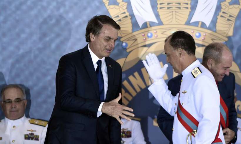 O presidente Jair Bolsonaro cumprimenta o almirante de esquadra Ilques Barbosa Junior, que assumiu o cargo de comandante da Marinha. Foto: Ed Alves/CB/D.A Press 