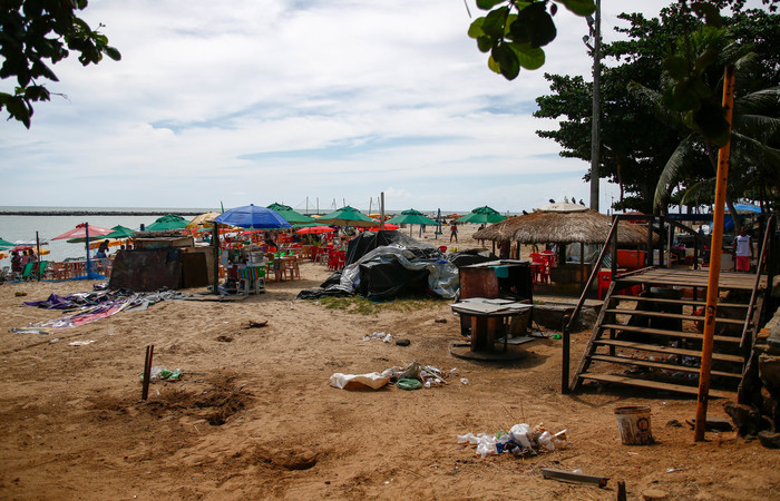Duas barracas de palha na Praia do Bairro Novo foram retiradas pelo municpio. Foto: Leo Malafaia/Esp. DP FOTO