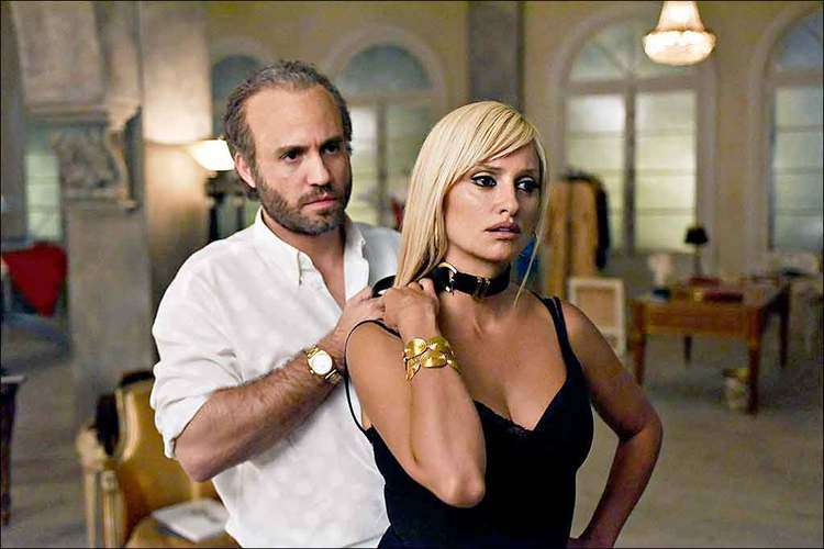 dgar Ramrez interpreta Gianni Versace e Penlope Cruz  Donatella na premiada 'O assassinato de Gianni Versace', que chega na quinta  Netflix. Foto: FX/DIVULGAO