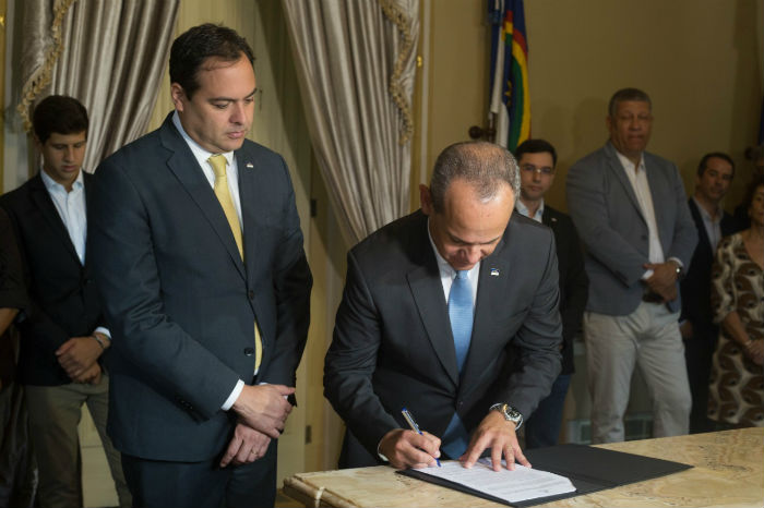 Governador Paulo Cmara e o secretrio de Educao, Frederico Amancio, assinaram decreto do programa nesta manh. Foto: Camila Pifano/Esp.DP.