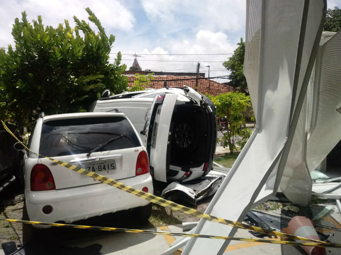 Acidente aconteceu no empresarial ITC, na Avenida Engenheiro Antnio de Ges. Foto: Corpo de Bombeiros de Pernambuco/Divulgao.