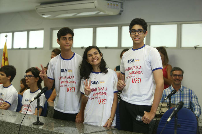 Luan Filipe Viana Saldanha, Joo Marcelo Tavares de Lyra Costa e Vitoria Maria Sales da Rocha foram destaque no sistema de cotas. Foto: Camila Pifano/Esp.DP.