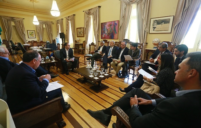 Paulo Cmara se reune com senadores pernambucanos para destravar obras federais. [Foto: Helia Scheppa/SEI]