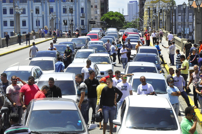 De acordo com a associao dos Motoristas de Aplicativos de Pernambuco, nos primeiros dias de 2019 quatro motoristas de aplicativos morreram e centenas de veculos foram tomados de assalto. Foto: Marlon Diego/Esp.DP