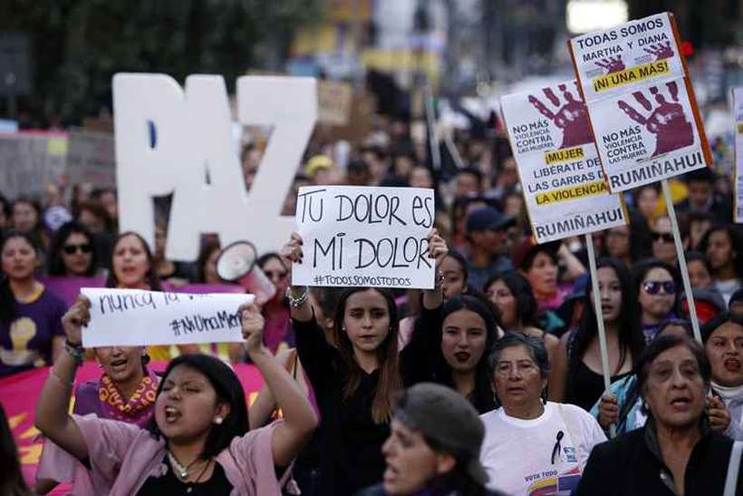 Os manifestantes, em sua maioria mulheres vestidas de preto em sinal de luto, caminharam por cerca de duas horas at chegar  sede principal da Procuradoria-Geral do Estado, no centro de Quito. Foto: Cristina Vega / AFP