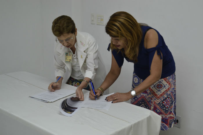 Vera Morais e Ana Patrcia Gomes assinaram o convnio. Foto: Marcelo Barroso/Divulgao