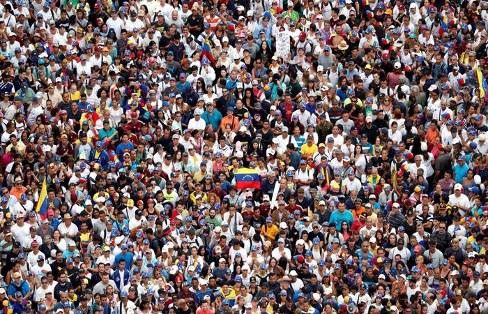 Venezuelanos tomaram as ruas da capital Caracas em apoio ao deputado Juan Gauid, que se autoproclamou presidente interino da Venezuela - Foto: Twitter/Reproduo 