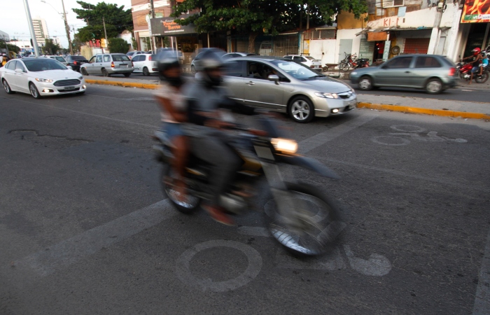 Na foto, motociclista trafega na Avenida Carlos de Lima Cavalcanti.
Foto: Ricardo Fernandes/Arquivo DP FOTO. (Na foto, motociclista trafega na Avenida Carlos de Lima Cavalcanti.
Foto: Ricardo Fernandes/Arquivo DP FOTO.)