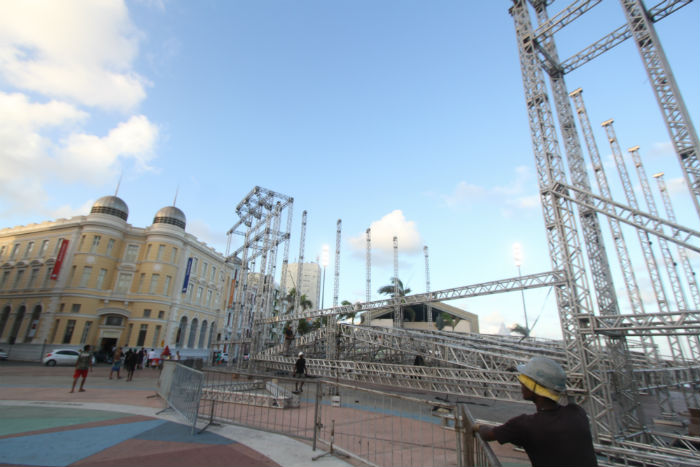 Montagem da estrutura no Marco Zero termina na semana pr-carnavalesca. Foto: Nando Chiappetta/DP.