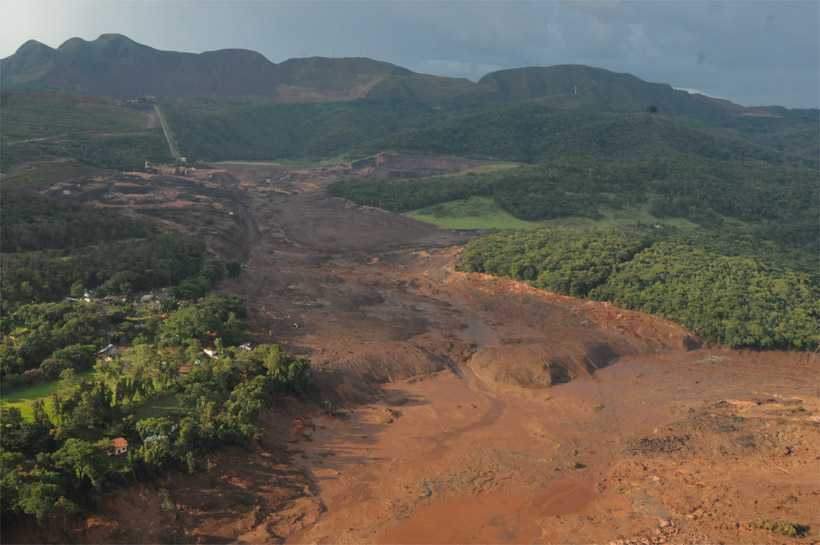 Foram comparadas imagens de satlite obtidas dois dias aps o rompimento da barragem com imagens de trs e sete dias antes da catstrofe, ocorrida sexta. Foto: Tlio Santos/EM/DA Press