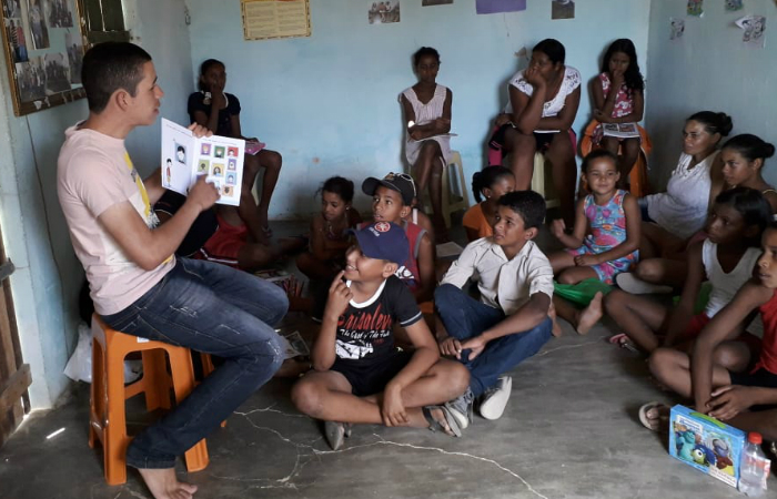 O jovem recebe cerca de recebe 70 crianas todas as semanas. Foto: Suetnio Jnior/Cortesia