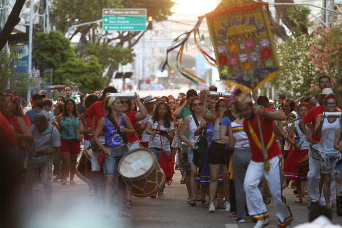 O bloco Brincante Popular arrastou, ao som da percusso do maracatu, centenas de folies. Foto: Peu Ricardo/DP.