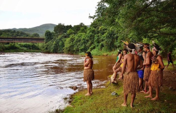 ndios da tribo Patax H-h-he, em Minas Gerais, observam o rio Paraopeba aps rompimento da barragem da Vale, no ms passado. Foto: Lucas Hallel/ASCOM/FUNAI
