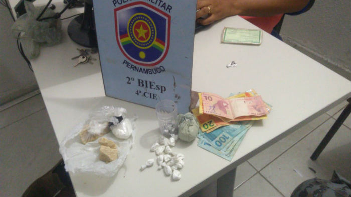 PM apreendeu drogas e R$ 500 na casa dos suspeitos. Foto: PM/divulgao