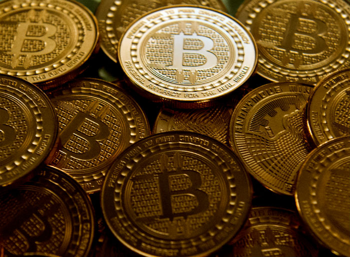 O bitcoin foi a primeira criptomoeda criada. Foto: Karen Bleier/AFP.
