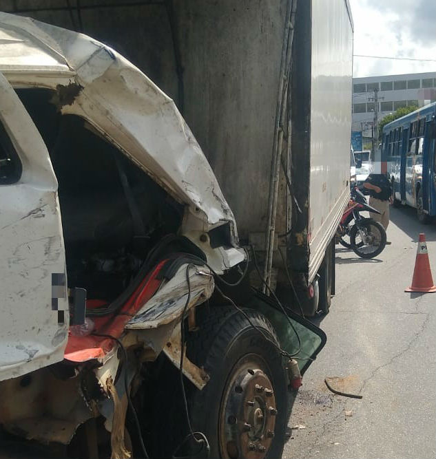 Apenas o motorista do caminho apresentou ferimentos leves. Foto: Divulgao PRF