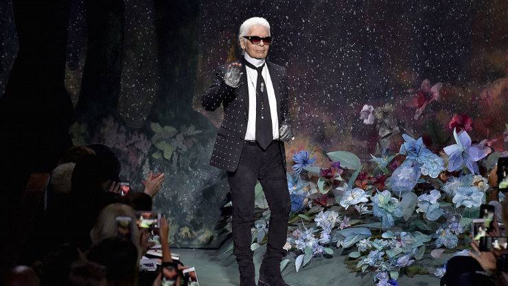 O estilista era visionário e provocativo. Seu nome é associado à reinvenção da grife Chanel. Foto: Reprodução da internet O estilista era visionário e provocativo. Seu nome é associado à reinvenção da grife Chanel. Foto: Reprodução da internet