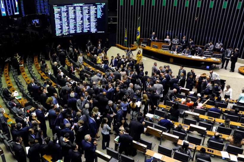 Por 367 votos a favor, 57 contrrios e trs abstenes, os deputados aprovaram um projeto que suspende os efeitos do decreto presidencial que permite a servidores comissionados e dirigentes de autarquias e estatais a impor sigilo a dados pblicos. Foto: Luis Macedo/Cmara dos Deputados